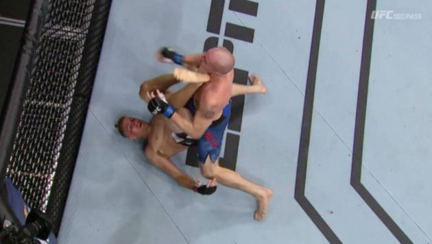 Боец UFC нокаутировал соперника ударом пяткой из положения лежа на спине
