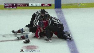 Российский нападающий впервые подрался в НХЛ и проиграл