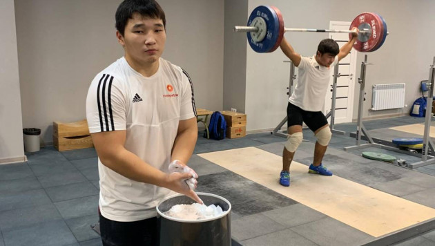 Казахстан завоевал первое "золото" на чемпионате Азии по тяжелой атлетике среди юношей