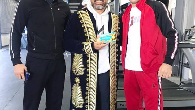 "Теперь я GGG". Тренеру главной сенсации-2019 в боксе подарили казахстанский шоколад и чапан