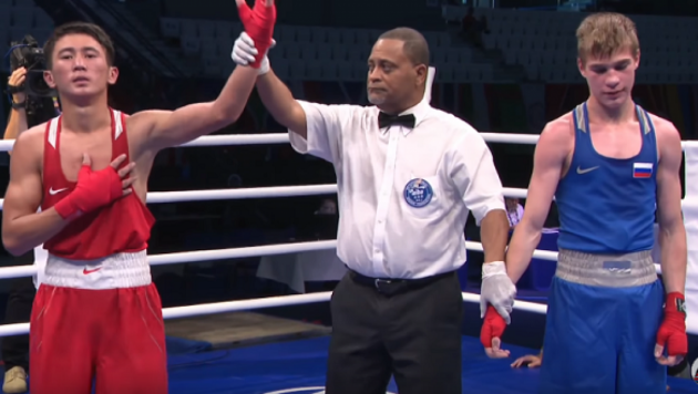 Казахстанский боксер отправил в нокдаун чемпиона мира из Узбекистана и вышел в финал МЧА-2019