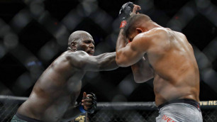 Бойцу UFC разорвало губу от нокаутирующего удара
