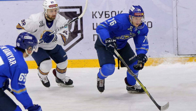 20 шайб от экс-форварда "Барыса". Казахстанский хоккеист вышел в лидеры гонки снайперов в ВХЛ
