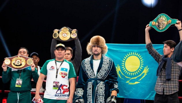 Непобежденный казахстанец узнал соперника по защите титулов от WBC, WBA и WBO