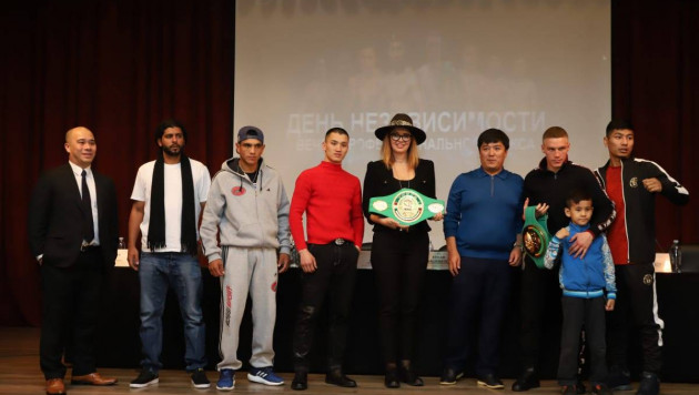 Непобежденные казахстанские боксеры прошли взвешивание перед титульными боями в Алматы