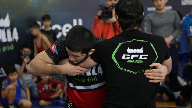 Российские бойцы UFC из команды Хабиба провели мастер-класс для социально уязвимых детей в Алматы