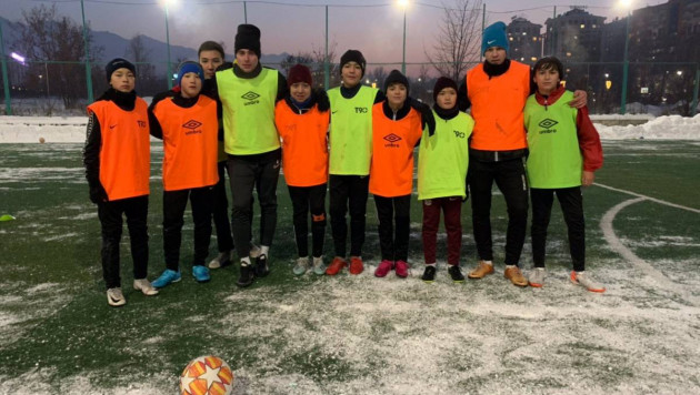Футболист сборной Казахстана из бельгийского клуба провел мастер-класс для юных игроков в Алматы