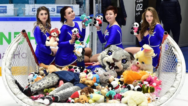 Болельщики "Барыса" закидали лед мягкими игрушками после заключительного матча в 2019 году