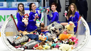 Болельщики "Барыса" закидали лед мягкими игрушками после заключительного матча в 2019 году