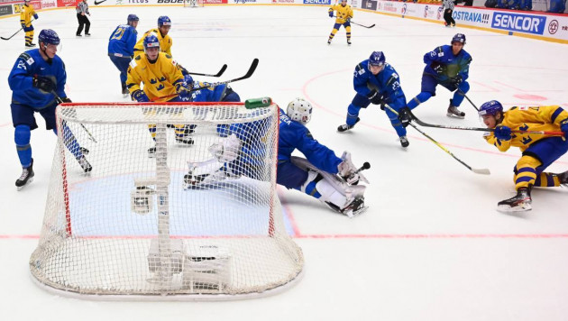 Казахстанский форвард стал вторым снайпером МЧМ-2020 по хоккею 