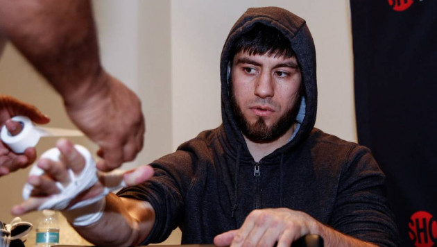 Казахстанский боксер проиграл досрочно американцу с 22 нокаутами