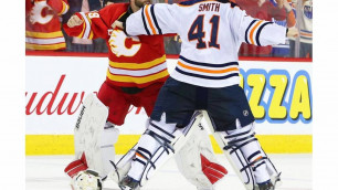 Массовая драка хоккеистов в матче НХЛ закончилась кулачным боем вратарей