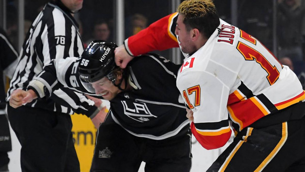 В НХЛ случилась драка между хоккеистами-супертяжеловесами