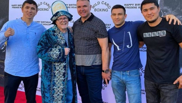 Казахстанские боксеры подарили чапан Фредди Роучу 