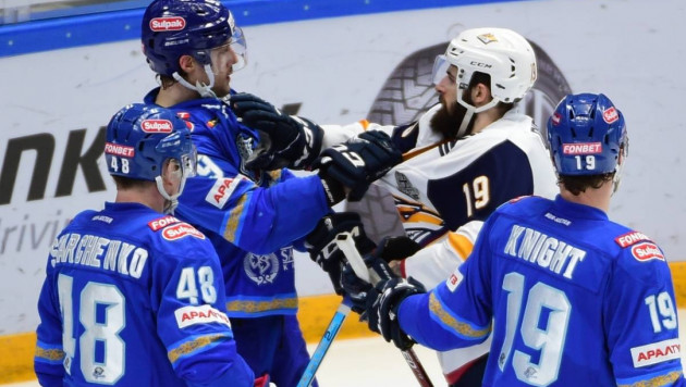 Хоккеисты "Барыса" и "Металлурга" подрались в первом матче плей-офф КХЛ
