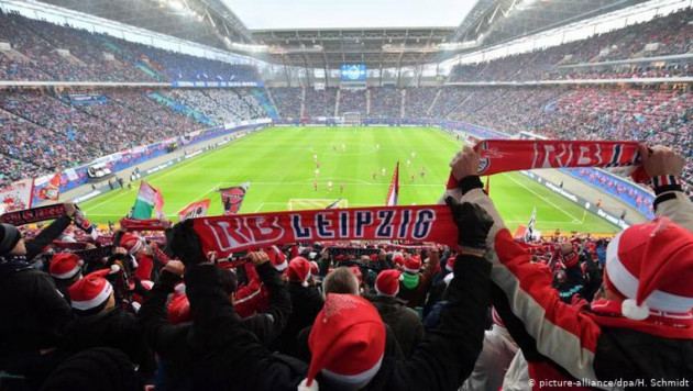 Немецкий клуб выгнал со стадиона японских фанатов из-за коронавируса и спровоцировал скандал