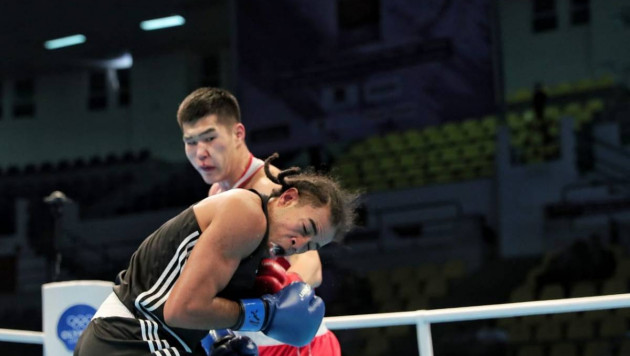 Чемпион мира по боксу из Казахстана вышел в четвертьфинал отборочного турнира на Олимпиаду-2020