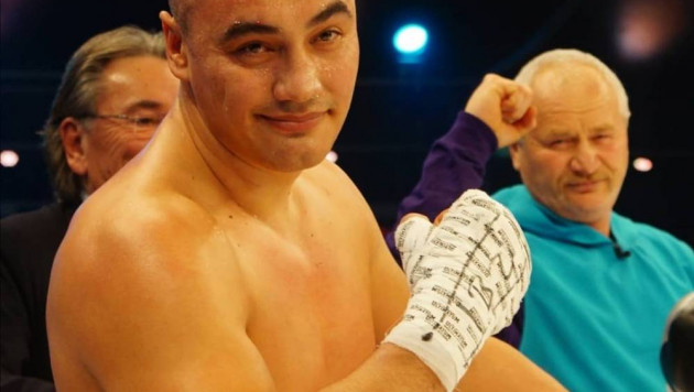Казахстанский супертяжеловес победил нокаутом в первом бою после завоевания титула
