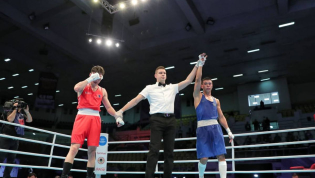 Двукратный призер ЧМ по боксу из Казахстана стартовал с победы в отборе на Олимпиаду-2020