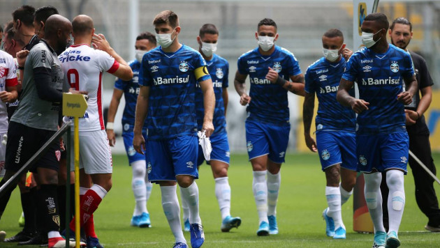 Футболисты бразильского клуба вышли на матч в защитных масках в знак протеста
