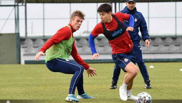 Тренер казахстанского футболиста назвал сроки возобновления тренировок