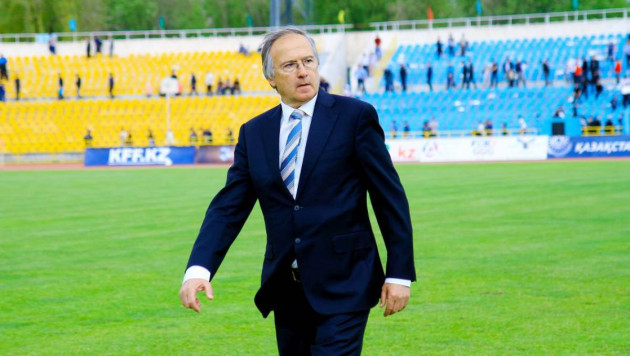 Работавший в Казахстане тренер продлил контракт с европейской сборной и сократил себе зарплату