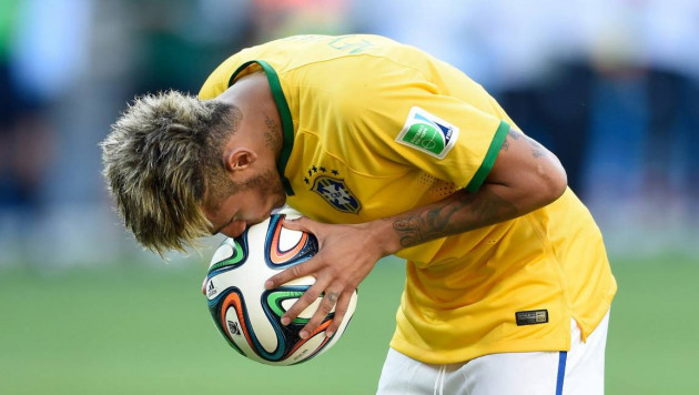 В Южной Америке футболистам запретили целовать мяч