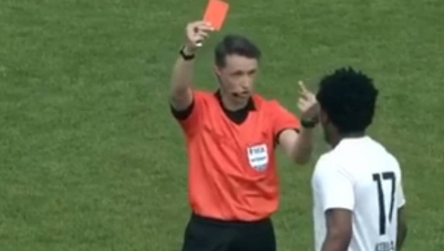 Судья показал средний палец и красную карточку темнокожему футболисту
