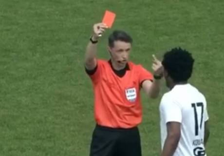 Судья показал средний палец и красную карточку темнокожему футболисту