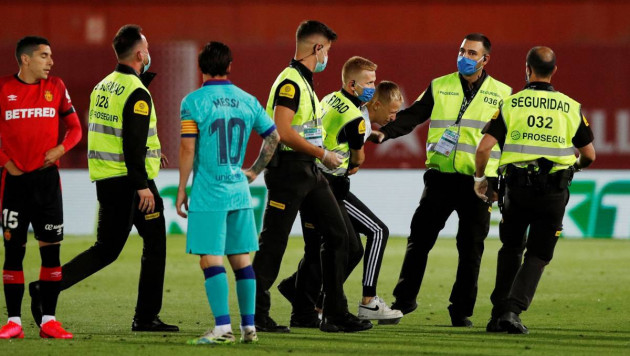В Испании болельщик выбежал на поле во время матча "Барселоны" без зрителей 
