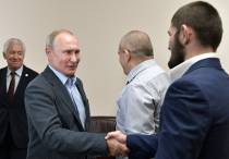 Владимир Путин на встрече с Хабибом и Абдулманапом Нурмагомедовыми. Фото: Reuters©