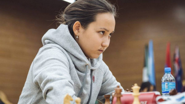 Одна победа. Как Жансая Абдумалик и Бибисара Асаубаева выступают на мировом турнире по быстрым шахматам