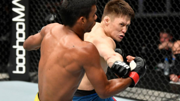 В США разобрали дебютный бой казахстанца Жумагулова в UFC и назвали ключевой фактор