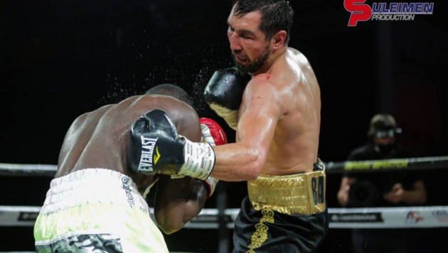 Видео боя с двумя нокдаунами, или как казахстанский боксер защитил титулы от WBC, WBA и WBO