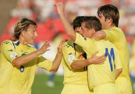 Дмитрий Бяков празднует гол в отборе на Евро-2008. Фото: football.kulichki.net