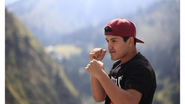 19-летний казахстанский боксер выиграл свой третий бой в профи