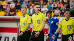 Казахстанский судья поставил два пенальти и удалил одного игрока в матче Лиги Европы