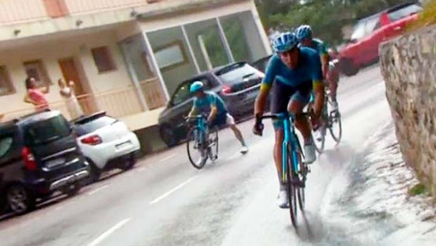 Капитан "Астаны" влетел в дорожный знак на первом этапе "Тур де Франс"