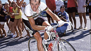 73-летнего победителя "Тур де Франс" сбила машина. У него сломаны обе руки и нога