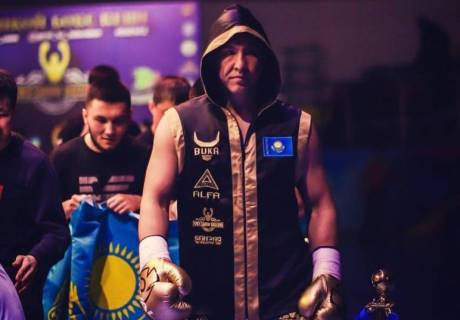 Казахстанский тяжеловес победил техническим нокаутом узбекского боксера за титулы от WBC и WBA