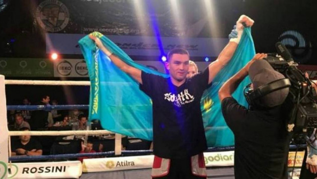 Казахстанский спарринг-партнер "Канело" встал после нокдауна, победил россиянина и завоевал титул от IBF
