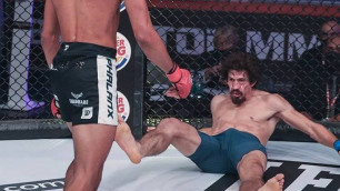Боец MMA внезапным ударом в голову нокаутировал соперника