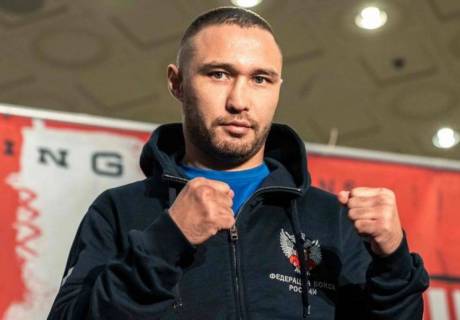 Бой уроженца Казахстана против узбекского боксера за титул чемпиона мира перенесут. Названа причина