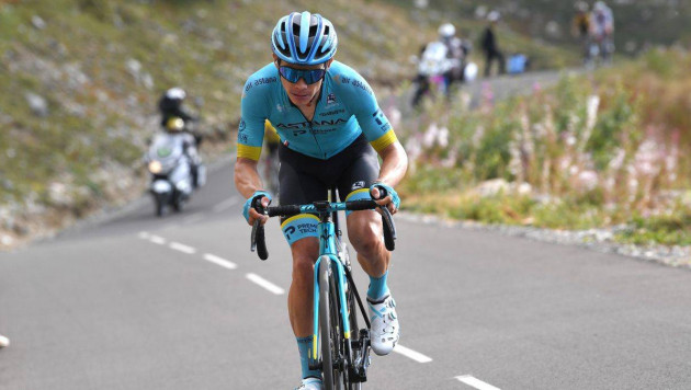 Велогонщик "Астаны" упал на первом этапе "Джиро д'Италия-2020" и был госпитализирован