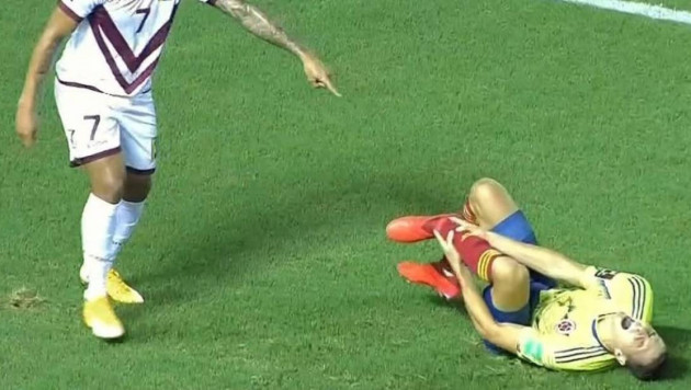Защитник сборной Колумбии получил ужасную травму во время отборочного матча к ЧМ-2022