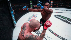 Боец MMA нокаутировал соперника ударом коленом в прыжке