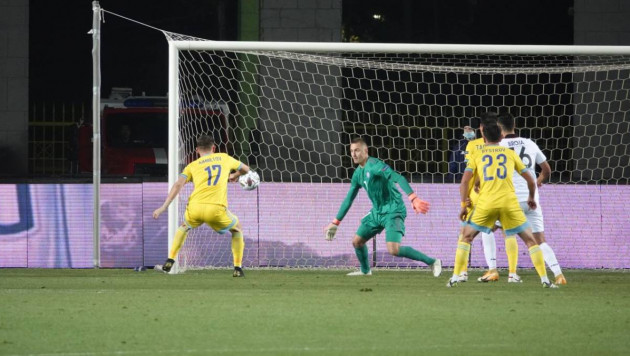 Футболист сборной Казахстана выбил мяч из пустых ворот в матче Лиги наций