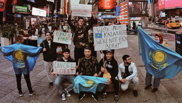 Выступающий в профи казах-полицейский из Нью-Йорка организовал митинг против "Бората-2"