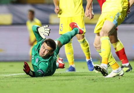 Молодежная сборная Казахстана пропустила три мяча за тайм и проиграла Испании в отборе на Евро-2021