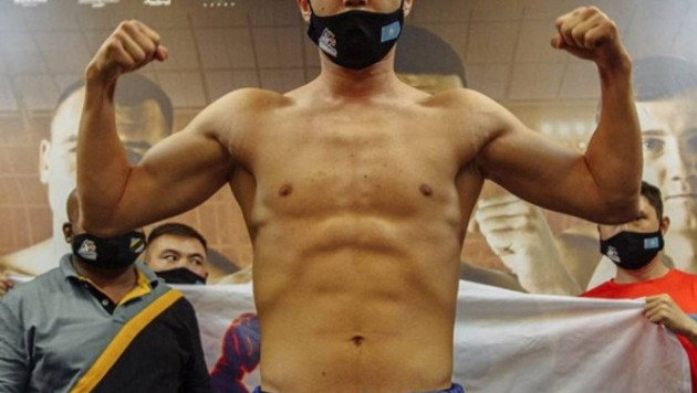 22-летний чемпион мира из Казахстана вырубил соперника в своем дебютном бою в профи